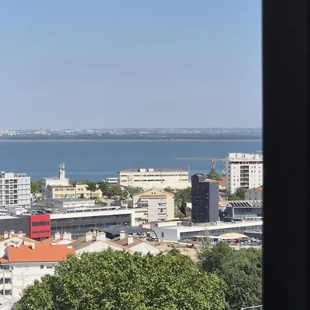 Vistas Sobre O Rio Tejo Apartamento *